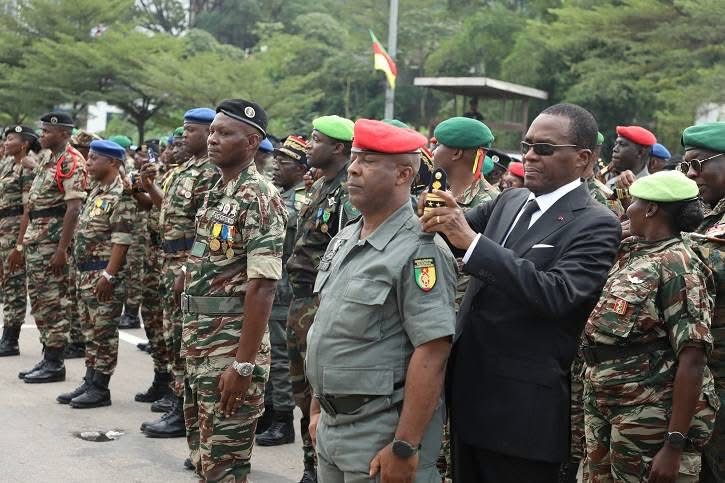 Actualité - Garnison militaire de Douala : le Mindef honore les personnels promus et salue leur engagement