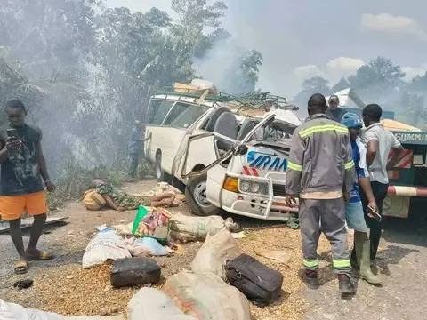 Actualité - Axe Kribi-Edea: des morts et plusieurs blessés dans une collision entre un car et un camion grumier