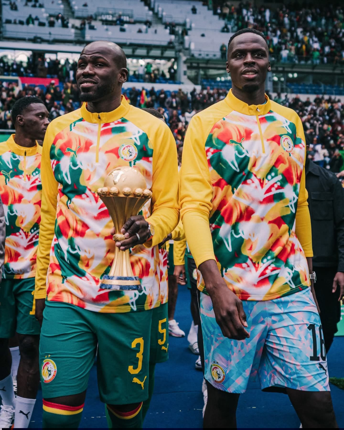 Actualité - Le Sénégal expose fièrement le trophée de la CAN devant ses supporters au Stade de France. 🏆🇸🇳  