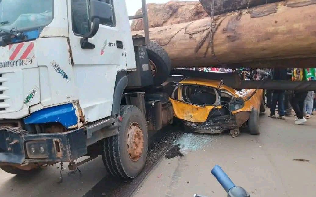 Actualité - Grave accident à Yaoundé : un camion-grumier hors de contrôle percute deux taxis, un mort et plusieurs blessés graves