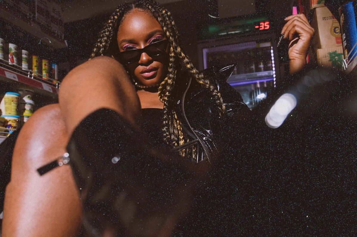 video - Ayra Star - Commas
