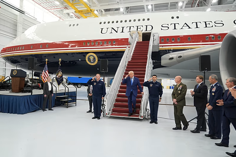 Actualité - Donald Trump dévoile le nouvel Air Force One, un avion de luxe à 400 millions de dollars offert par le Qatar