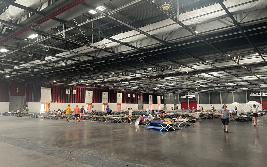 Actualité - Incendies en Gironde : au Parc des Expositions de Bordeaux, un gigantesque refuge face à l’avancée des flammes
