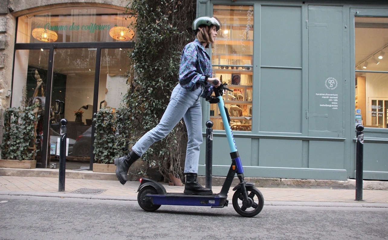 Actualité - Le casque et le gilet fluo est désormais obligatoire en trottinette électrique 