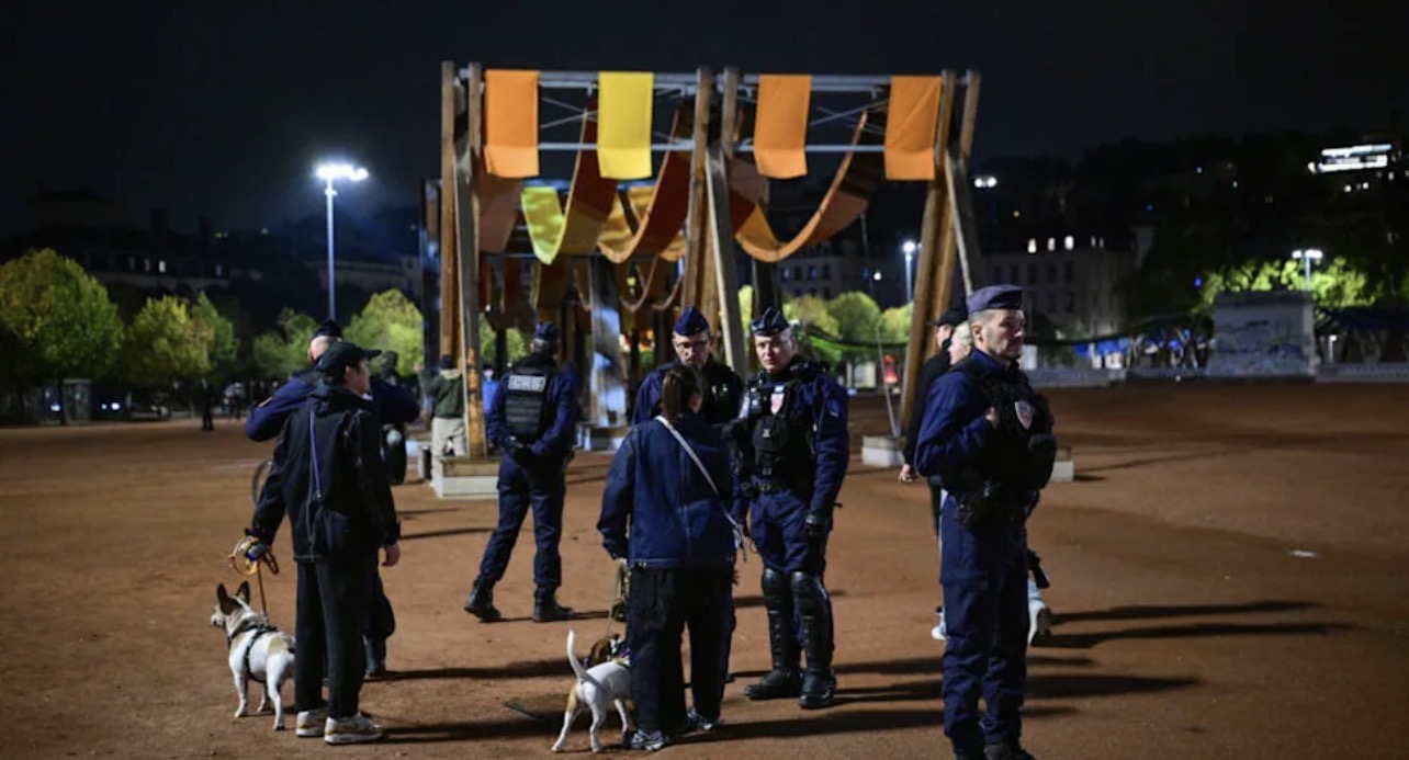 Actualité - Tensions sociales en France : Sébastien Lecornu annonce des couvre-feux « partiels et localisés »