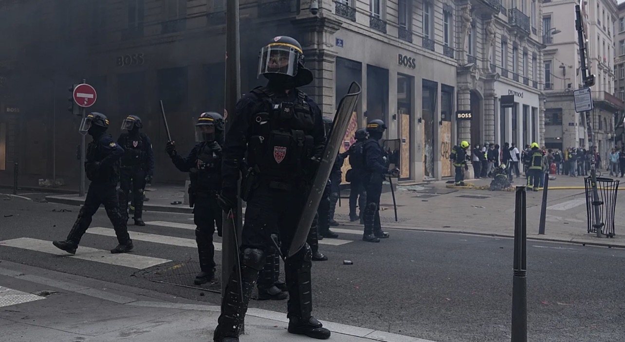 Actualité - Violences du 17 octobre : les premières condamnations tombent, la justice tranche entre fermeté et relaxes